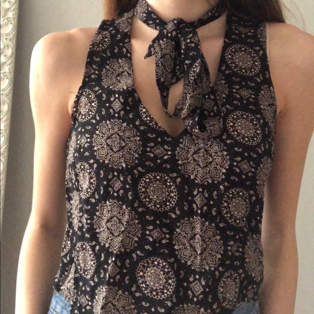 F21 SLEEVELESS CROP TOP WITH NECK TIE